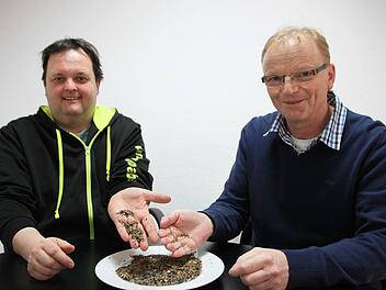 Veitshöchheimer Bienenweide heißt diese Blumenmischung. In dieser Mischung findet sich auch Saatgut, das Roland Dömling (rechts) erzeugt hat. Er und der Imkverereinsvorsitzende Dieter Schölzke hoffen, dass im Sommer 2019 möglichst viele Blumen entlang von Wegrändern, Acker-streifen und in Gärten blühen. Foto: Heike Beudert