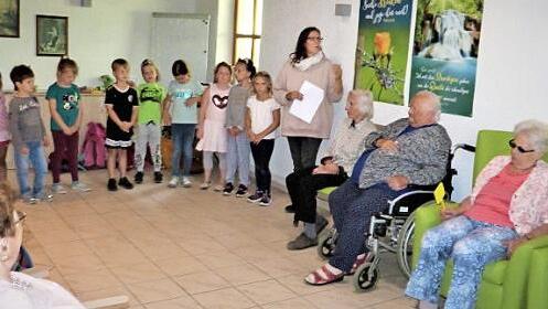 Die Neuenmarkter Kinder bereiteten den Senioren eine große Freude. Foto: Werner Reißaus