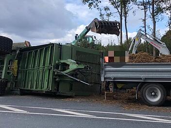 Durch einen Fahrfehler kippte der Anh&auml;nger samt Pferdemist um.  Foto: Feuerwehr Adelsdorf
