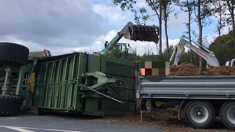 Durch einen Fahrfehler kippte der Anh&auml;nger samt Pferdemist um.  Foto: Feuerwehr Adelsdorf