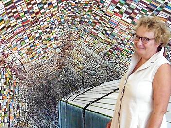 Kunstvereinsvorsitzende Barbara Kahle vor dem Werk "Zelt" von Jan Muche  Foto: Rudolf Görtler