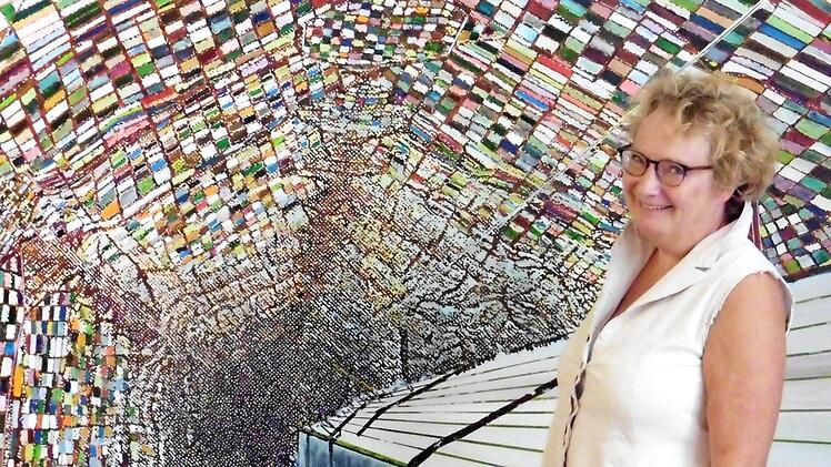 Kunstvereinsvorsitzende Barbara Kahle vor dem Werk "Zelt" von Jan Muche  Foto: Rudolf Görtler