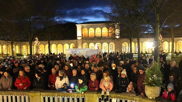 2019 ging es bei der Er&ouml;ffnung der adventlichen Kurgartenbeleuchtung sehr eng zu. Das wird im Coronajahr so nicht m&ouml;glich sein. Borst/Archiv