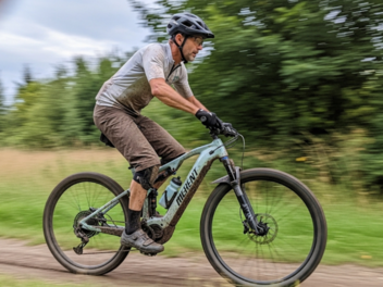 E-Mountainbikes von Marken wie Cube, Specialized und Haibike kombinieren innovative Technologien und robustes Design für ein optimales Fahrerlebnis.