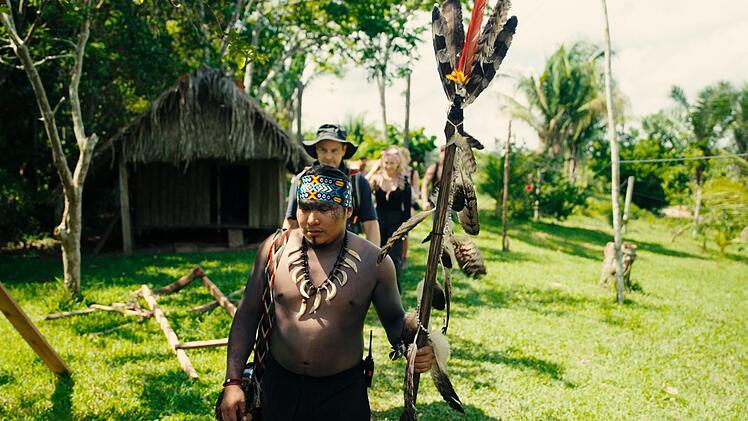 So, Schluss jetzt mit Smarthones und Luxusleben! In "Surviving Amazonas" m&uuml;ssen die Promis sich dem Leben der Shanenawa anpassen und dabei auf vieles verzichten.