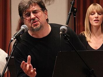 Hingabe, die auch zu sehen ist: Der Gospelbazillus hat die rund 60 unterfränkischen Sänger auf der Bühne infiziert. Foto: Gerd Schaar