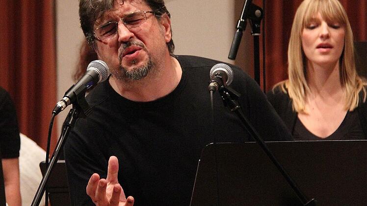 Hingabe, die auch zu sehen ist: Der Gospelbazillus hat die rund 60 unterfränkischen Sänger auf der Bühne infiziert. Foto: Gerd Schaar