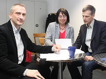 CSU-Bürgermeisterkandidat Alexander Schulz (links) mit Bezirksrätin Ute Salzner und seinem Stellvertreter Michael Schwägerl in der Geschäftsstelle der Höchstadter CSU.  Foto: Sabine Herteux