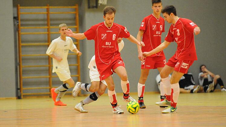 Szene aus dem Spiel des FC Fuchsstadt (weiße Trikots) gegen die DJK Schondra.