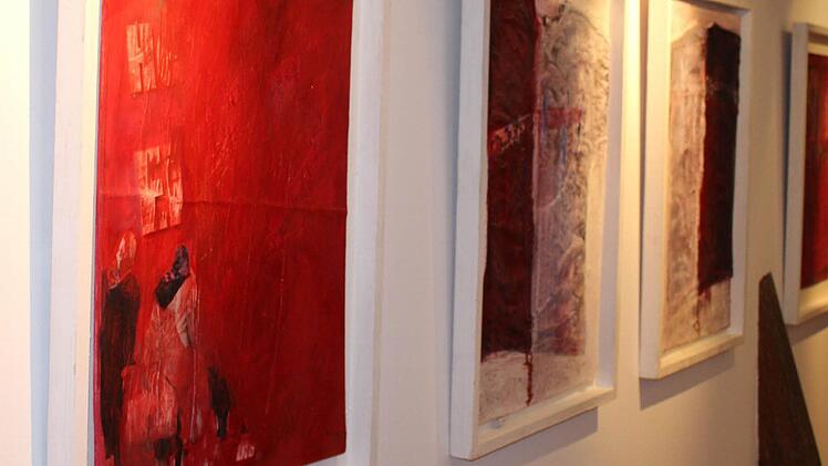 Links: das Bild "Menschenverachtung", rechts daneben "Reise in die Vergangenheit", für das ein T-Shirt mit rechtsextremer Propaganda verfremdet wurde