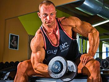 Mit eiserner Disziplin: Marco Kirchner trainiert für die Bodybuilding-Meisterschaft. Foto: Wolfgang Lerche