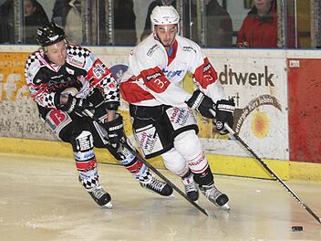 Drei Treffer erzielte Max Hildenbrand (rechts) in Freising, doch am Ende musste auch er nach einer 5:6-Penaltyniederlage enttäuscht die Heimreise antreten. Im Heimspiel gegen den DEC Inzell möchte sich der Angreifer erneut in die Torschützenliste und am Ende die drei Punkte in Haßfurt behalten.