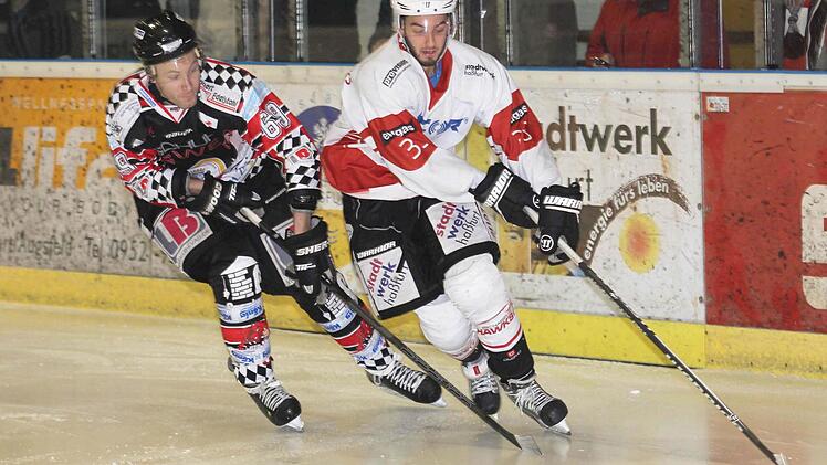 Drei Treffer erzielte Max Hildenbrand (rechts) in Freising, doch am Ende musste auch er nach einer 5:6-Penaltyniederlage enttäuscht die Heimreise antreten. Im Heimspiel gegen den DEC Inzell möchte sich der Angreifer erneut in die Torschützenliste und am Ende die drei Punkte in Haßfurt behalten.