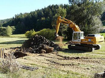 Bagger haben im Wüstenstein-Tal die Arbeit aufgenommen. Zuerst ist der Stauraumkanal dran. Foto: Paul Pöhölmann