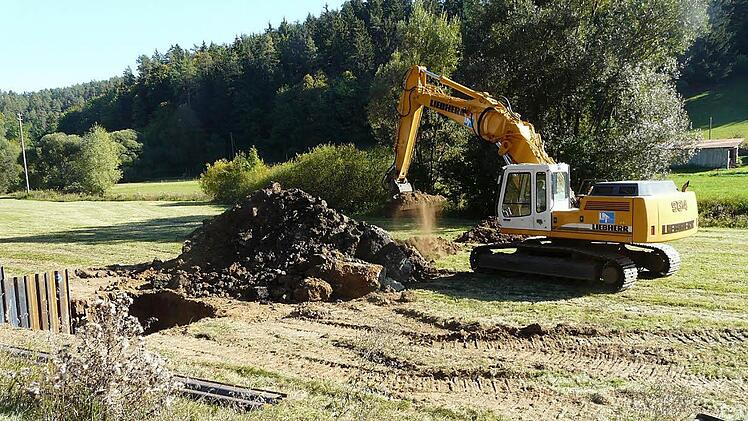 Bagger haben im Wüstenstein-Tal die Arbeit aufgenommen. Zuerst ist der Stauraumkanal dran. Foto: Paul Pöhölmann