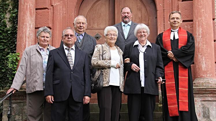 Das Fest der diamantenen Konfirmation feierten mit Pfarrer Manfred Greinke diese Frauen und Männer. Sie wurden vor 60 Jahren konfirmiert. Foto: Helmut Will