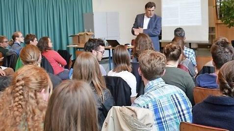 Im Orgelsaal der Berufsfachschule für Musik Bad Königshofen war Professor Kilian Moritz zu Gast. Sein Thema war Urheberrecht und Künstlersozialkasse oder, wie verdiene ich als Musiker mein Geld. Foto: Hanns Friedrich