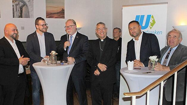Sie stellten sich den Fragen des JU-Bezirksvorsitzenden Jonas Geisler (links), stellvertretender JU-Landesvorsitzender Markus T&auml;uber, MdL Hans Michelbach, Erzbischof Ludwig Schick, MdL J&uuml;rgen Baumg&auml;rtner und JU Ehrenkreisvorsitzender Heinz Hausmann (von links).  Foto: Michael Wunder