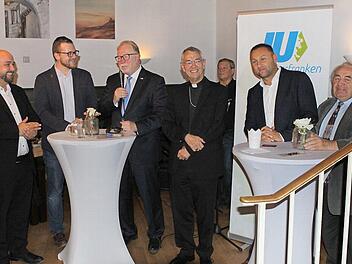 Sie stellten sich den Fragen des JU-Bezirksvorsitzenden Jonas Geisler (links), stellvertretender JU-Landesvorsitzender Markus T&auml;uber, MdL Hans Michelbach, Erzbischof Ludwig Schick, MdL J&uuml;rgen Baumg&auml;rtner und JU Ehrenkreisvorsitzender Heinz Hausmann (von links).  Foto: Michael Wunder