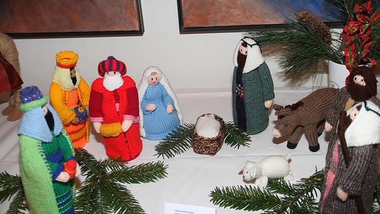 Valerie Kraus aus Schney griff zu den Stricknadeln und fertigte die Heilige Familie nebst den drei Königen, Schäflein, Esel und Hirten aus Wolle an.gst