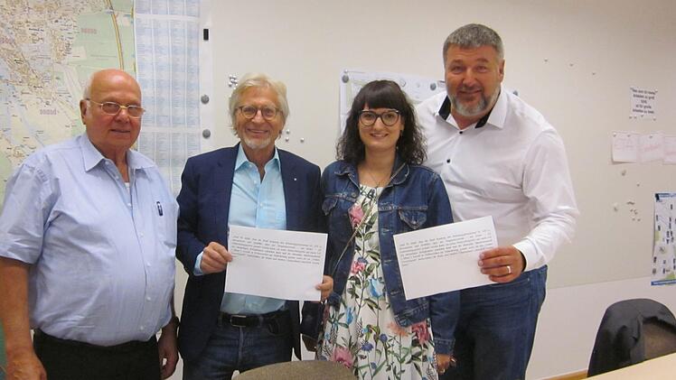 Norbert Tscherner, Helmut Müller, Ursula Redler und Klaus Stieringer präsentieren das Konzept für ein Ratsbegehren pro Gewerbepark. Foto: Stefan Fößel
