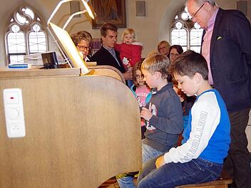 Orgelmäuschen erproben sich an der Orgel. Foto: Heike Schülein