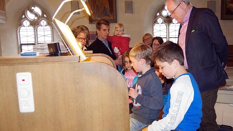 Orgelmäuschen erproben sich an der Orgel. Foto: Heike Schülein