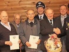Geehrte Mitglieder der Soldaten- und Reservistenkameradschaft Rossach: Walter Schmidt (9. von links) ernannte Bernhard Stühlein (7. von links) zum Ehrenmitglied.  Foto: Michael Stelzner