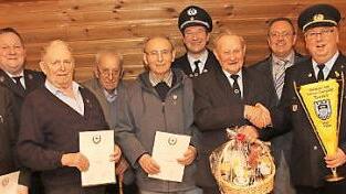 Geehrte Mitglieder der Soldaten- und Reservistenkameradschaft Rossach: Walter Schmidt (9. von links) ernannte Bernhard Stühlein (7. von links) zum Ehrenmitglied.  Foto: Michael Stelzner