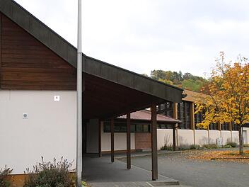 Die Thulbatalhalle ist mittlerweile 40 jahre alt.  Seit 2013 laufen Gespräche um eine Sanierung. Foto: Hilmar Ruppert