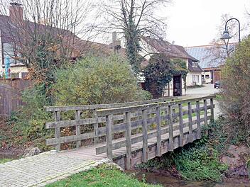 Sanierungsbedürftig: die Brücke über die Seebach Foto: Richard Sänger