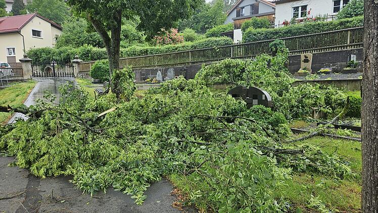 Marktrodach von Unwetter gebeutelt - verwüstete Friedhöfe, umgestürzte Bäume, geschlossenes Freibad