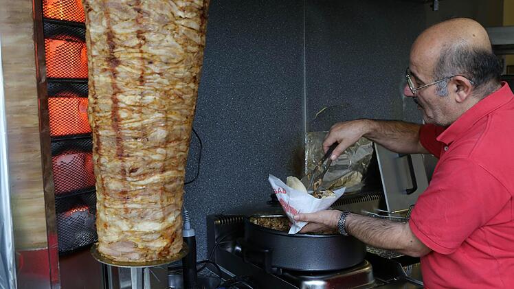 Hüseyin Sahin hantiert am Dönerspieß.