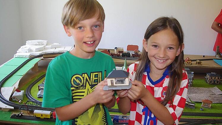 Die Geschwister Theresa und David bauten dieses Miniatur-Häuschen gemeinsam.  Foto: Heike Schülein