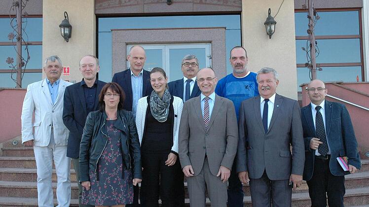 Gruppenbild, von links: Bürgermeister Krzysztof Nowak, Geschäftsleiter Horst Hof-mann, Pressesprecherin Moni Göhr, Kreisrat und Leiter der Abteilung für Sport, Kultur und Bildung Maciej Biernacki, Melanie Altenhöfer (Sachgebiet Immissionsschutz), stellvertretenden Bürgermeister von Klobuck Marian Szyinski, Landrat Wilhelm Schneider, Werner Burkard (Fahrer des Landrats), Landrat Roman Minkina und Dolmetscher Jaroslaw Gazdzicki