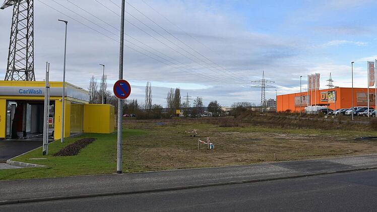 Zwischen der Agip-Tankstelle (links) und OBI (rechts) im Gewerbepark an der B26 in Haßfurt wird sich der Getränkefachmarkt "Logo" ansiedeln, der bisher in der Industriestraße seinen Sitz hat. Foto Ulrike Langer