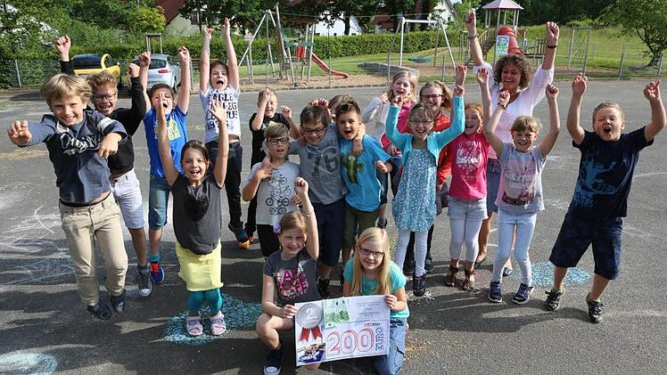 Große Freude bei der Klasse 3b der Grundschule Altenburgblick in Mühlendorf bei Bamberg. Die Schüler haben den zweiten Platz geholt. Foto: Barbara Herbst