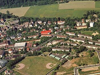 Fügt sich das geplante Mehrfamilienhaus in die umliegende Bebauung ein oder nicht? Das war die Frage in der jüngsten Sitzung des Bauausschusses. Auf dem Luftbild haben wir versucht, die Dimension des Mehrfamilienhauses darzustellen, links unten die Bayernhalle, vom Nordring zweigen die Pfalz- und die Friedrich-List-Straße ab. Trotz Befürwortung der Verwaltung lehnte das Gremium den Antrag ab. Foto: Archiv/Grafik: Dagmar Klumb