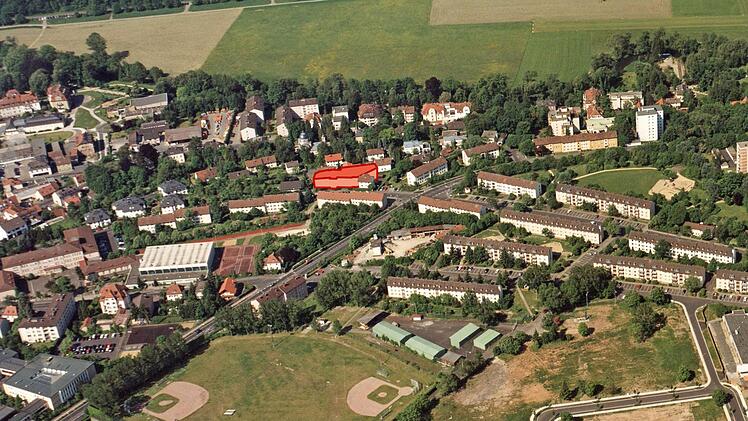 Fügt sich das geplante Mehrfamilienhaus in die umliegende Bebauung ein oder nicht? Das war die Frage in der jüngsten Sitzung des Bauausschusses. Auf dem Luftbild haben wir versucht, die Dimension des Mehrfamilienhauses darzustellen, links unten die Bayernhalle, vom Nordring zweigen die Pfalz- und die Friedrich-List-Straße ab. Trotz Befürwortung der Verwaltung lehnte das Gremium den Antrag ab. Foto: Archiv/Grafik: Dagmar Klumb