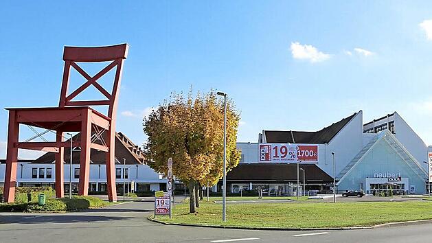Am Tag nach dem &Uuml;berfall ist in Hirschaid kaum mehr etwas davon zu sehen. In welchem der beiden M&ouml;belh&auml;user - Neubert (im Bild) oder M&ouml;max - das Geld geraubt wurde, wollte die Polizei aus ermittlungstaktischen Gr&uuml;nden nicht beantworten. Foto: Barbara Herbst