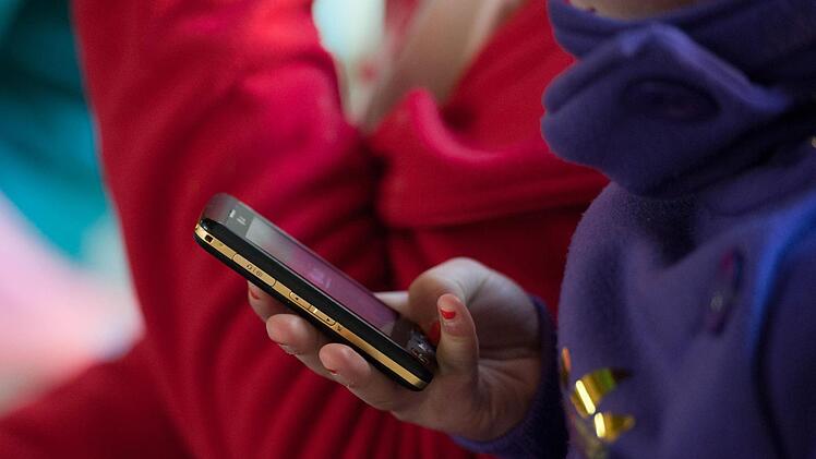 Nacktbilder eines 16-jährigen Mädchens wurden im Klassenchat verschickt. Dieser Fall von Internet-Mobbing wurde gestern vor dem Kulmbacher Amtsgericht verhandelt. Symbolbild: Armin Weigel, dpa