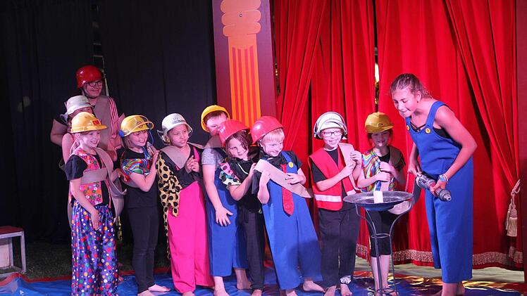 Sehr zur Freude der kleinen Truppe gelang es ihr,mit viel Fantasie die Flamme der Kerze doch noch auszulöschen. Foto: Gerda Völk