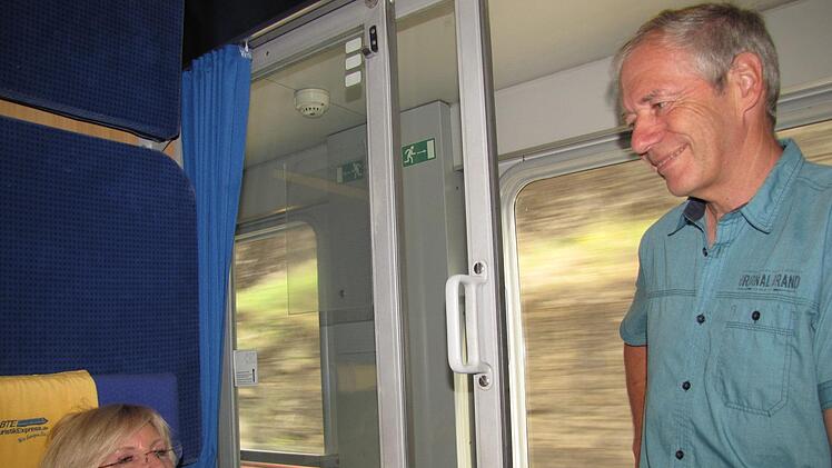 Verwaltungsrat a. D. Peter Schubert war dieses Mal als ehrenamtlicher Begleiter bei der Fahrt des  Coburg-Expresses dabei. Hier begrüßt er Stadträtin Barbara Kammerscheid (SBC). Foto: Martin Koch