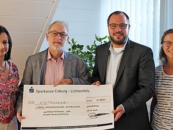 Jana Fischer vom Kinderhaus Kunterbunt, Diakon G&uuml;nther Neidhardt, B&uuml;rgermeister Sebastian Straubel und Pia H&ouml;hn vom Kindergarten Klecks (von links)  Foto: pr