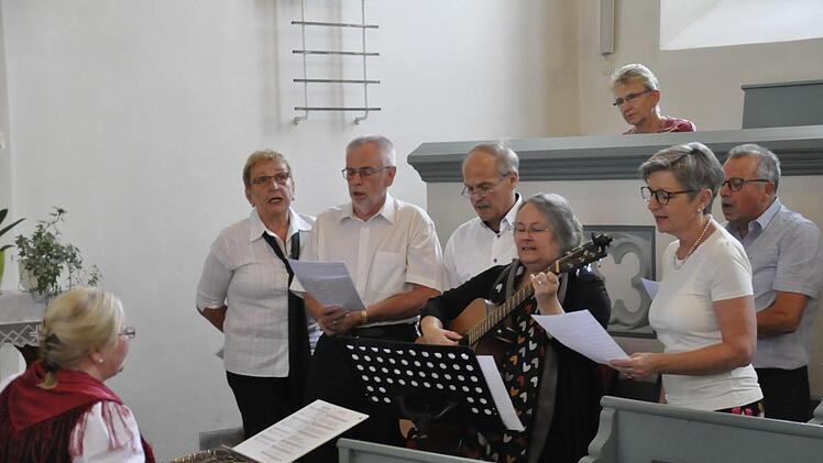 Die Sängerfreunde aus Burkard-roth wurden von Ingrid Schubert an der Zither und Elisabeth Hen-neberger mit der Gitarre beglei-tet.Foto: Peter Klopf