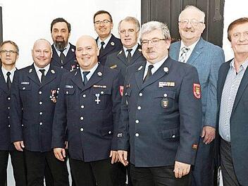 Bei den Ehrungen (von links): Stellvertretender Kommandant Wolfang Wenzel, Steffen Grundig, Jens Schultheis, Daniel Sünkel, Thomas Heidelberger, Kreisbrandrat Joachim Ranzenberger, Kreisbrandmeister Matthias Weber und der stellvertretende Landrat Bernd Steger Foto: Matthias Schuhbäck