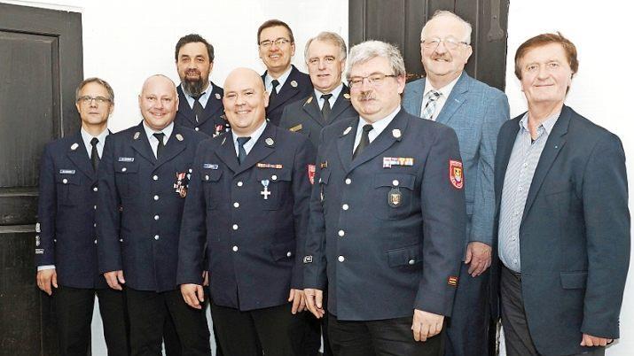 Bei den Ehrungen (von links): Stellvertretender Kommandant Wolfang Wenzel, Steffen Grundig, Jens Schultheis, Daniel Sünkel, Thomas Heidelberger, Kreisbrandrat Joachim Ranzenberger, Kreisbrandmeister Matthias Weber und der stellvertretende Landrat Bernd Steger Foto: Matthias Schuhbäck