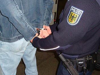 Bis der Mann am frühen Sonntagmorgen in Gößweinstein festgenommen werden konnte, pöbelte der 28-Jährige und wurde aggressiver. Ein Polizist ist seinetwegen jetzt dienstunfähig. Symbolfoto: Bundespolizei Bis der Mann am frühen Sonntagmorgen in Gößweinstein festgenommen werden konnte, pöbelte der 28-Jährige und wurde aggressiver. Ein Polizist ist seinetwegen jetzt dienstunfähig. Symbolfoto: Bundespolizei