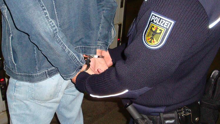 Bis der Mann am frühen Sonntagmorgen in Gößweinstein festgenommen werden konnte, pöbelte der 28-Jährige und wurde aggressiver. Ein Polizist ist seinetwegen jetzt dienstunfähig. Symbolfoto: Bundespolizei