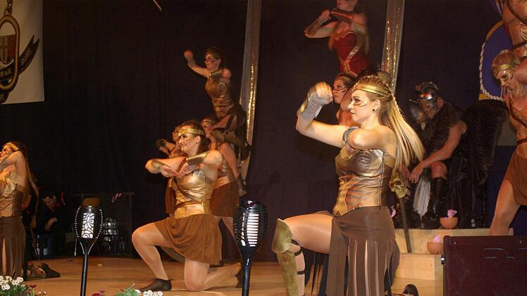 Amazonen gegen den machtgierigen Dämon: Die Hammelburger Showtanzgarde.    Foto: Winfried Ehling